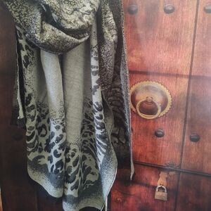 Chico's 🕳️Leopard-ROSE🥀 Scarf~ Reversible Print: Grey/Black/Metallic